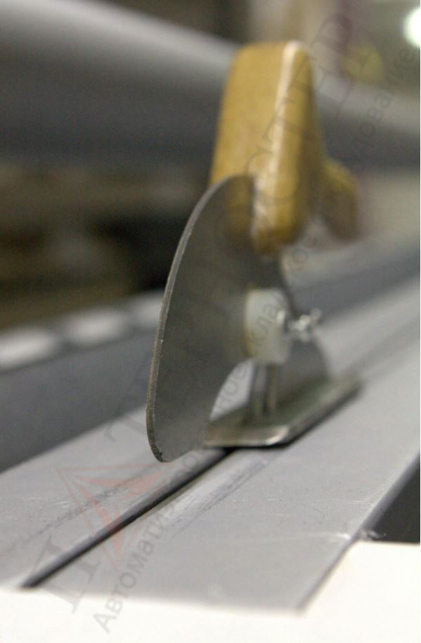 Нож для измерителя со сменными лезвиями